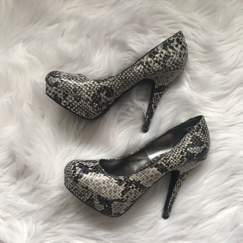 Black and white snake skin 🐍 heels
